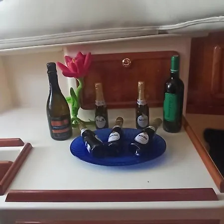 Scugnizzo Boat Botel