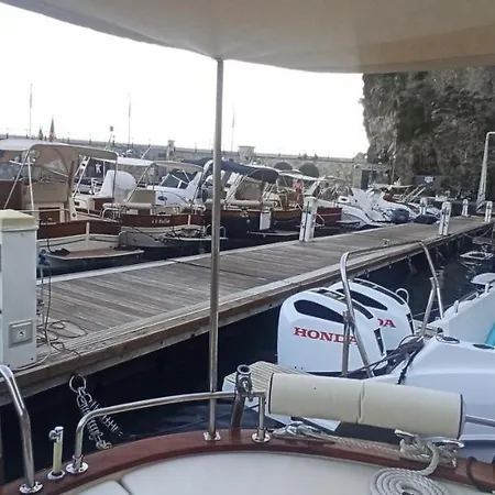 Botel Scugnizzo Boat *